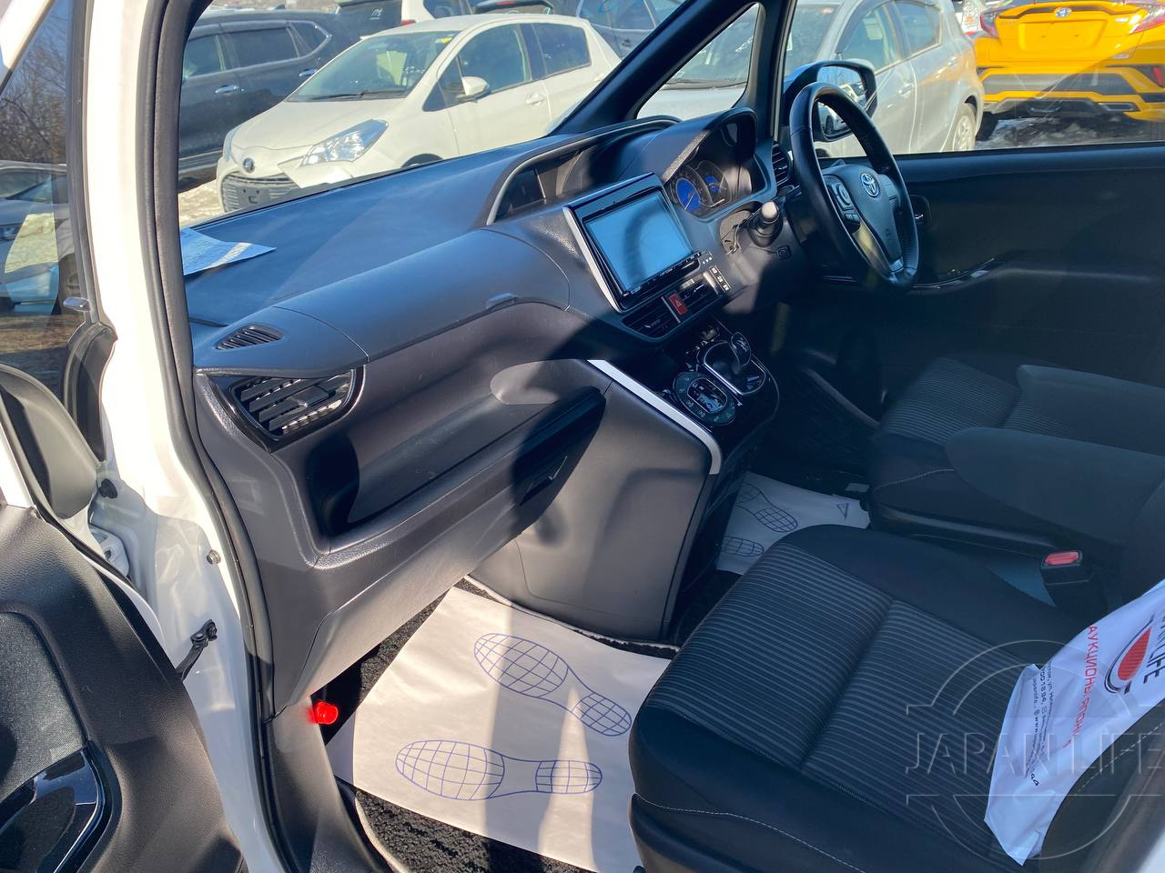 Фото Toyota Voxy - Japan Life 