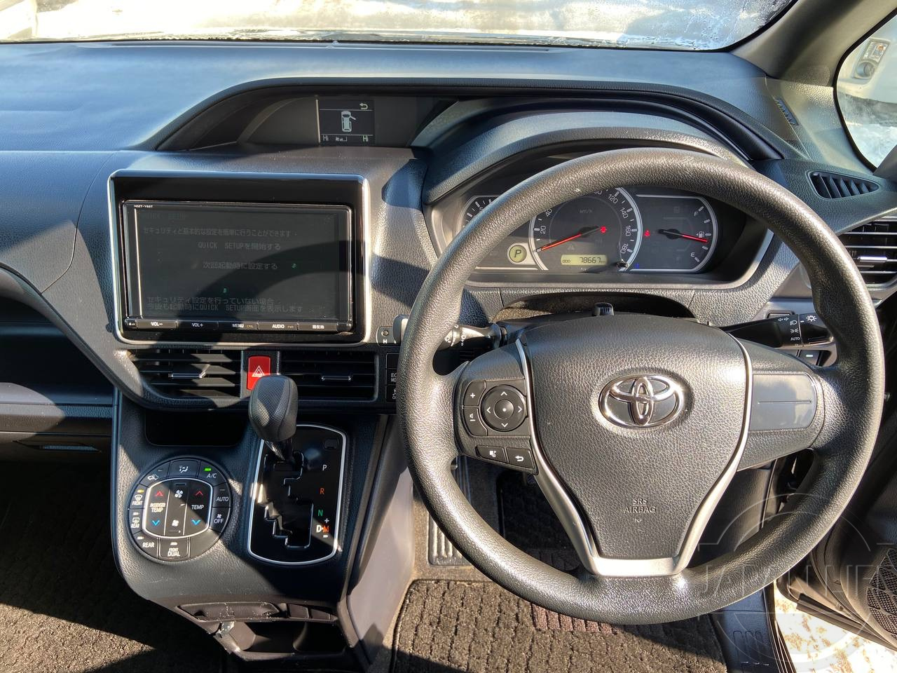 Фото Toyota Noah 2.0 X - Japan Life 