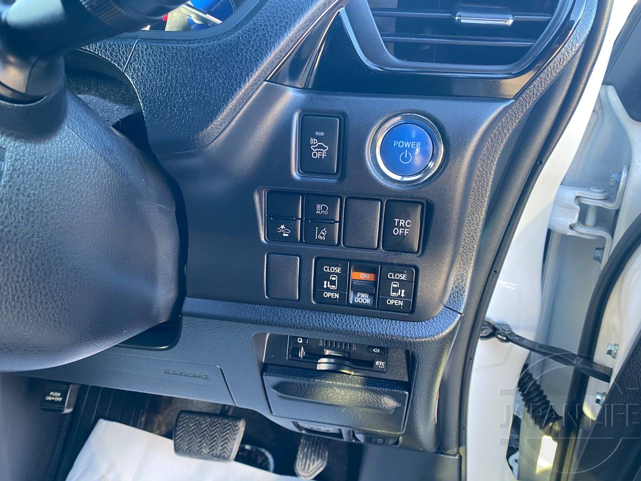 Фото Toyota Voxy - Japan Life 