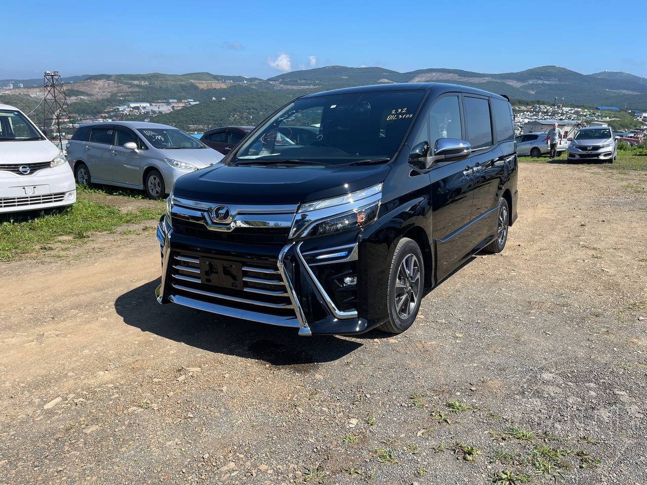 Фото Toyota Voxy - Japan Life 