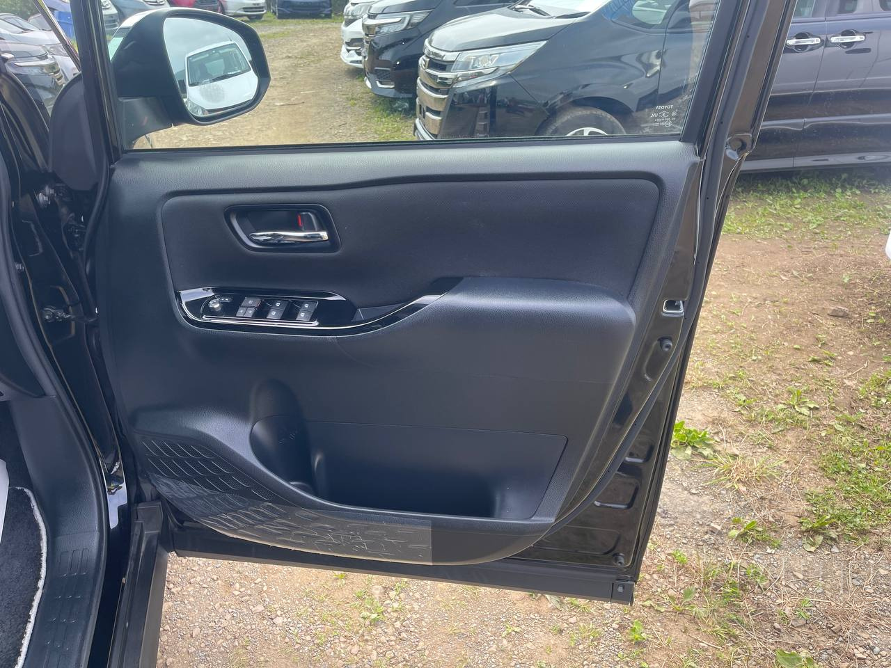 Фото Toyota Voxy - Japan Life 