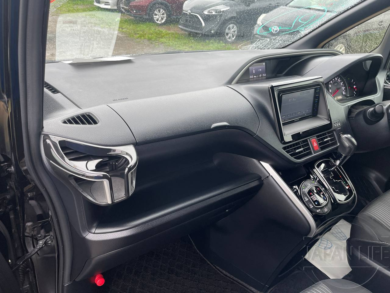 Фото Toyota Voxy - Japan Life 