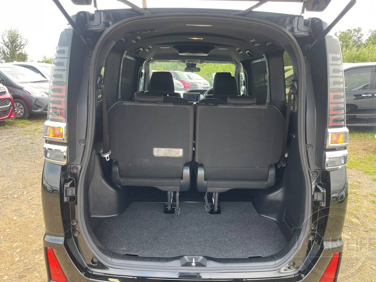 Фото Toyota Voxy - Japan Life 