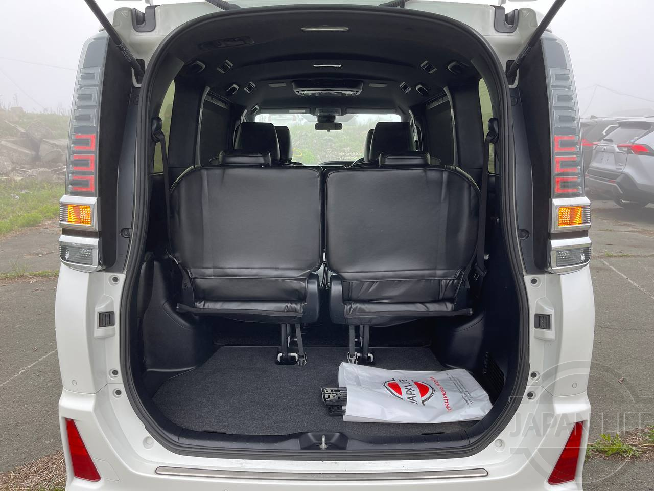 Фото Toyota Voxy - Japan Life 