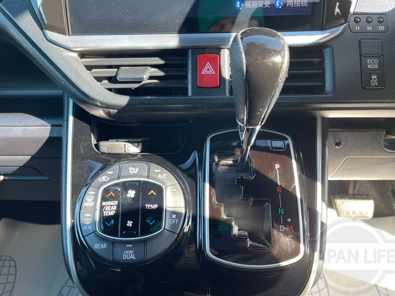 Фото Toyota Voxy - Japan Life 