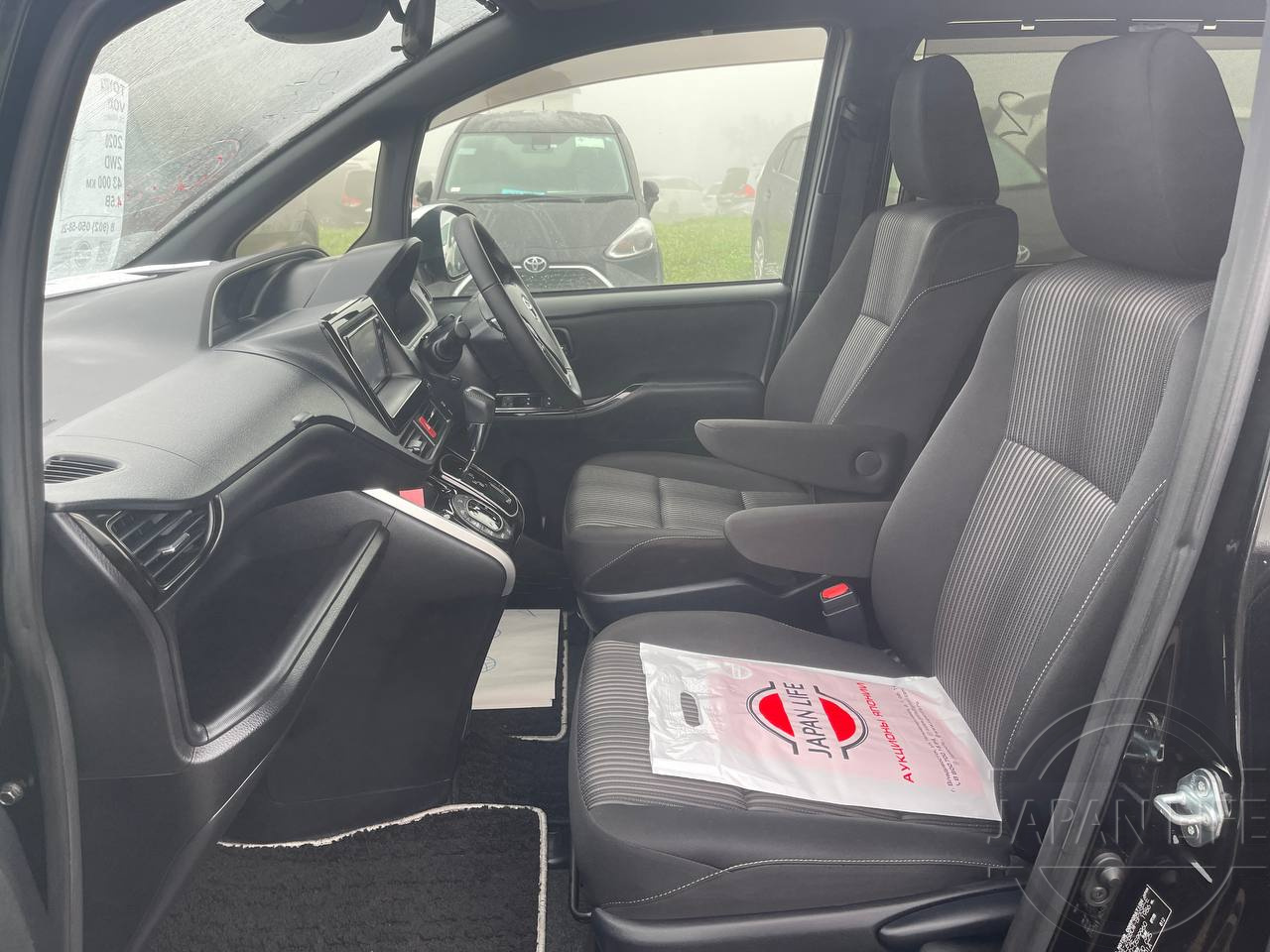 Фото Toyota Voxy - Japan Life 