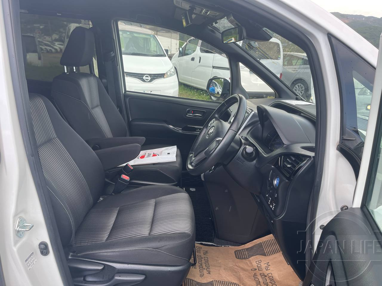 Фото Toyota Voxy - Japan Life 