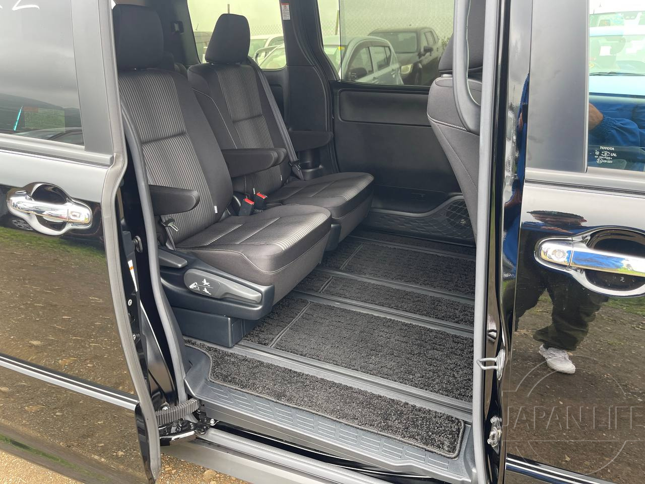 Фото Toyota Voxy - Japan Life 