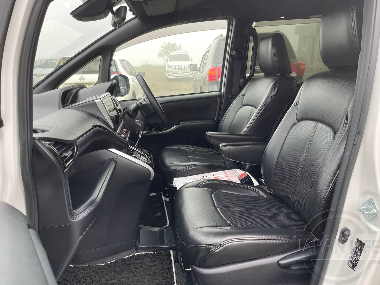 Фото Toyota Voxy - Japan Life 