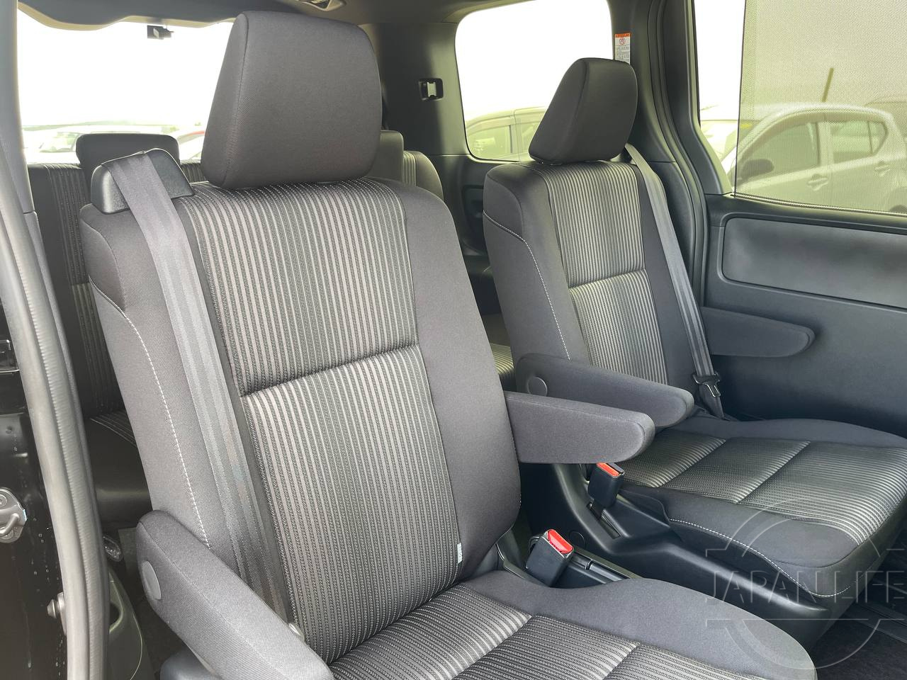 Фото Toyota Voxy - Japan Life 