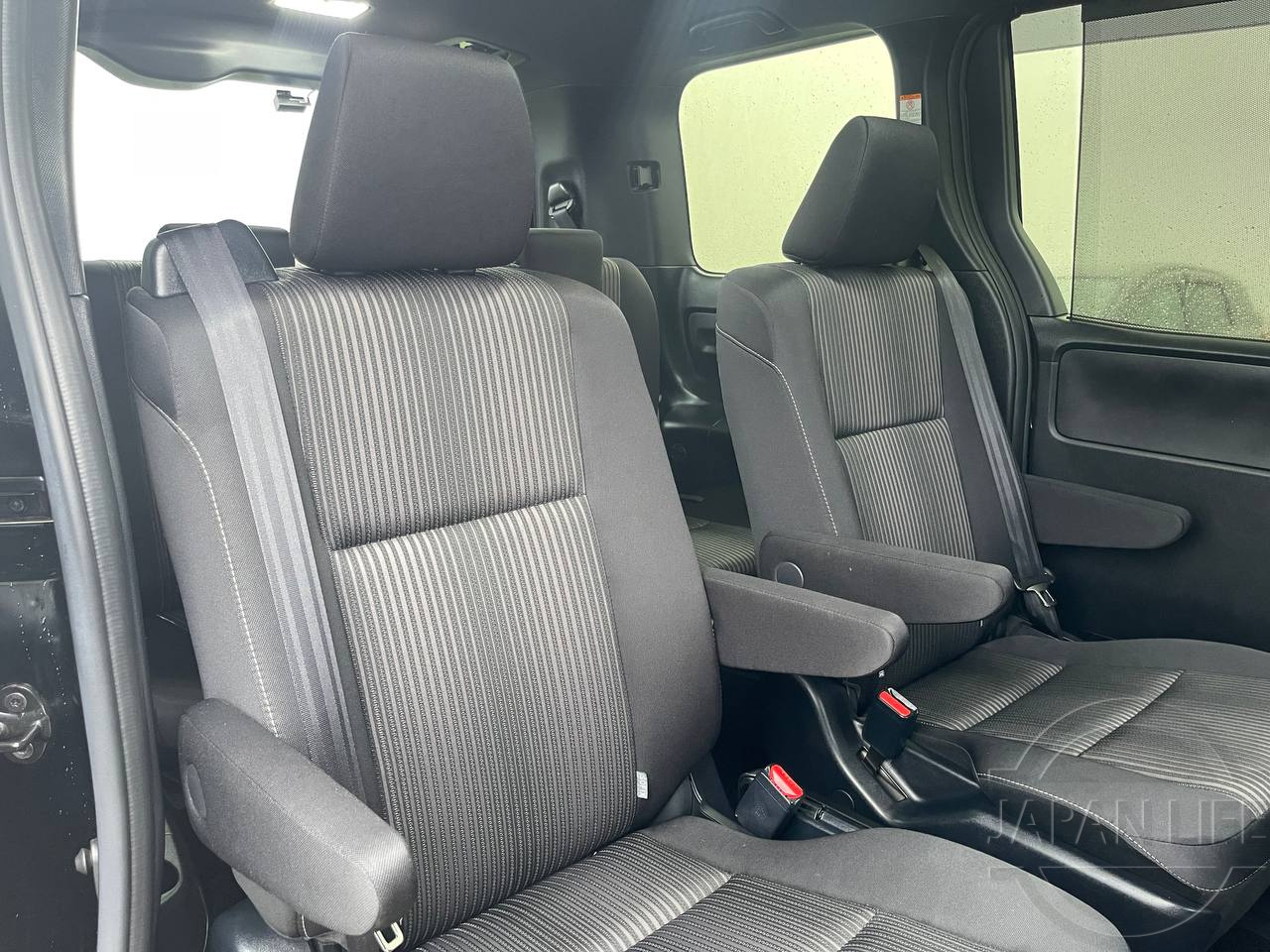 Фото Toyota Voxy - Japan Life 