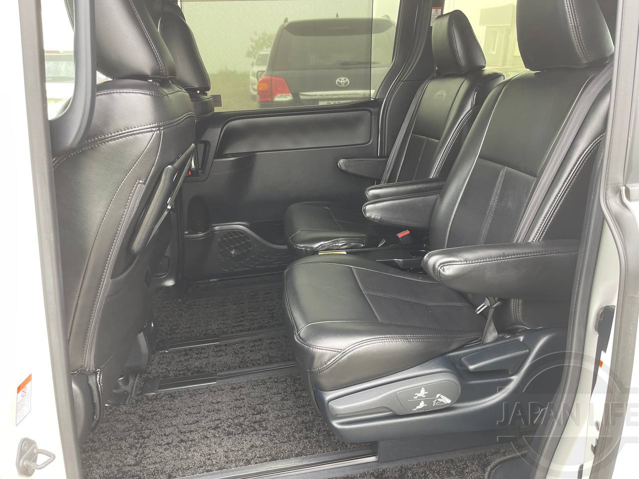 Фото Toyota Voxy - Japan Life 