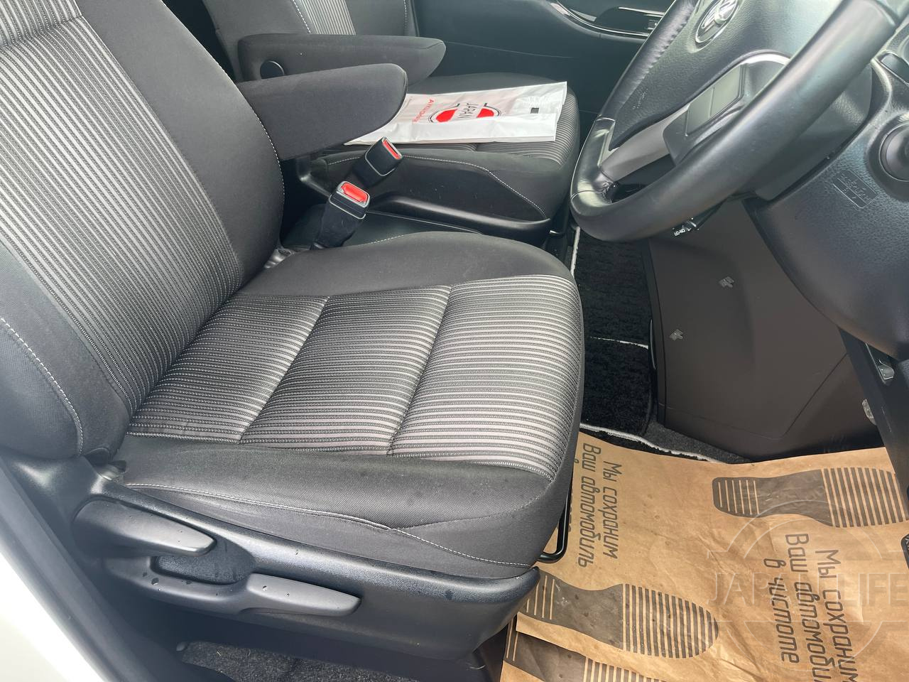 Фото Toyota Voxy - Japan Life 