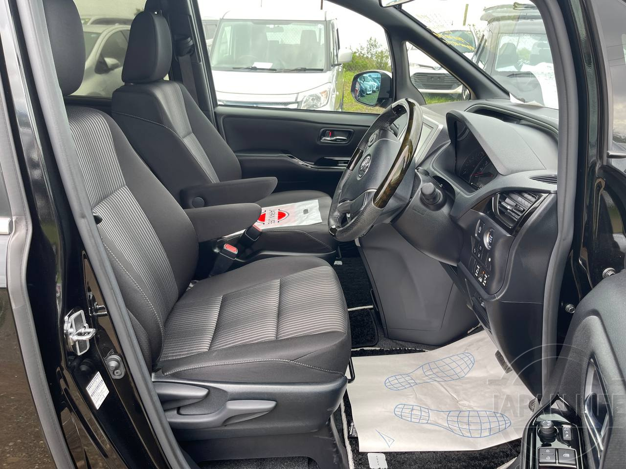 Фото Toyota Voxy - Japan Life 