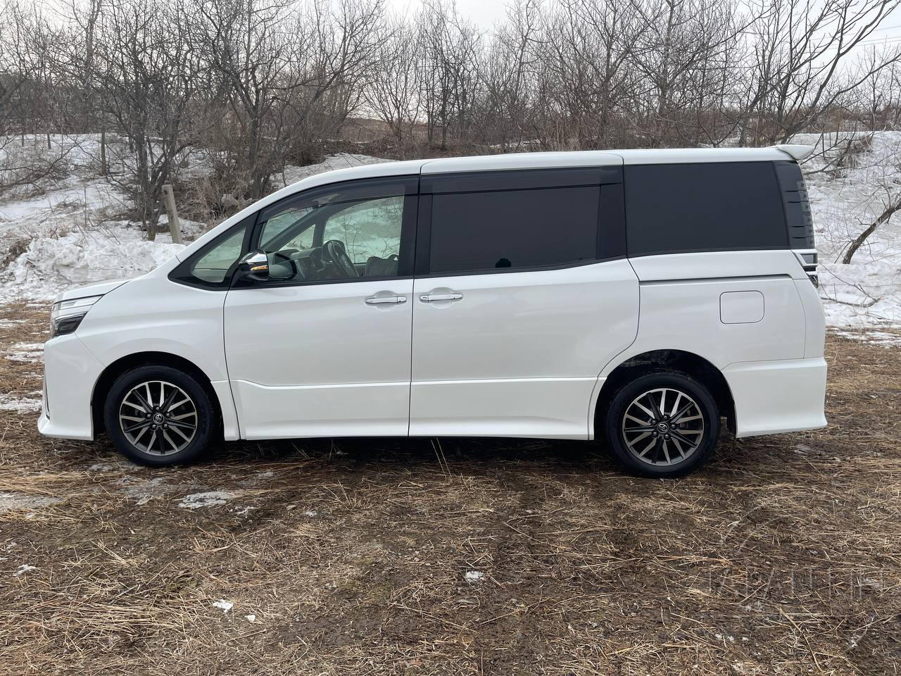 Фото Toyota Voxy - Japan Life 