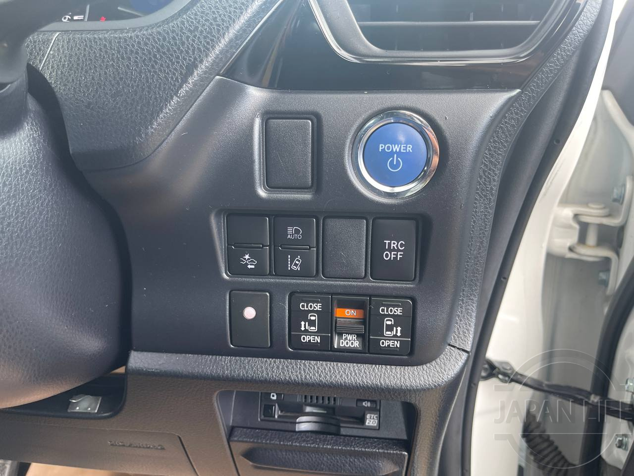 Фото Toyota Voxy - Japan Life 