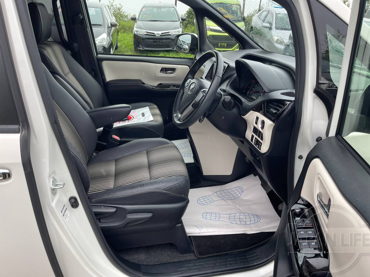 Фото Toyota Noah - Japan Life 