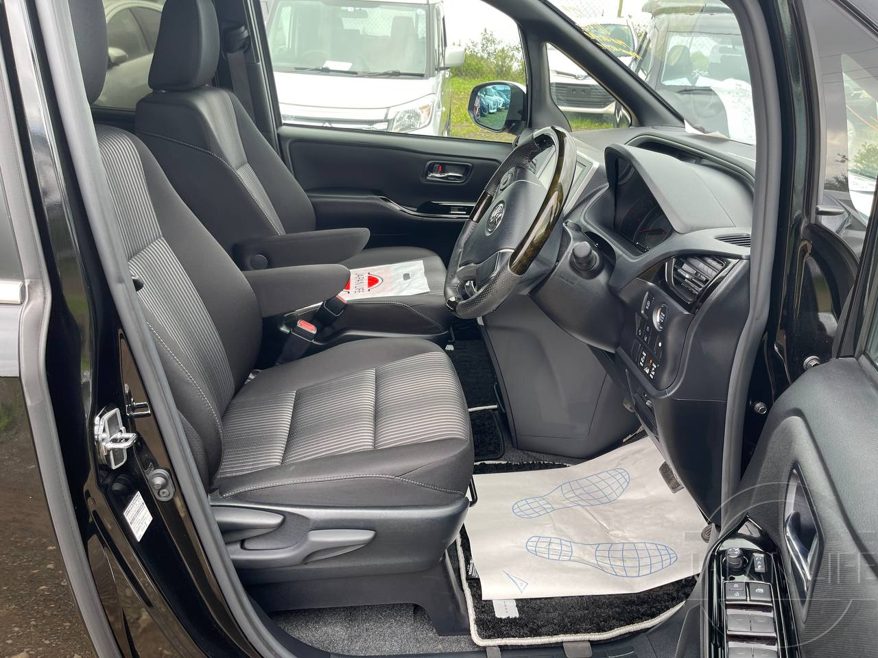 Фото Toyota Voxy - Japan Life 