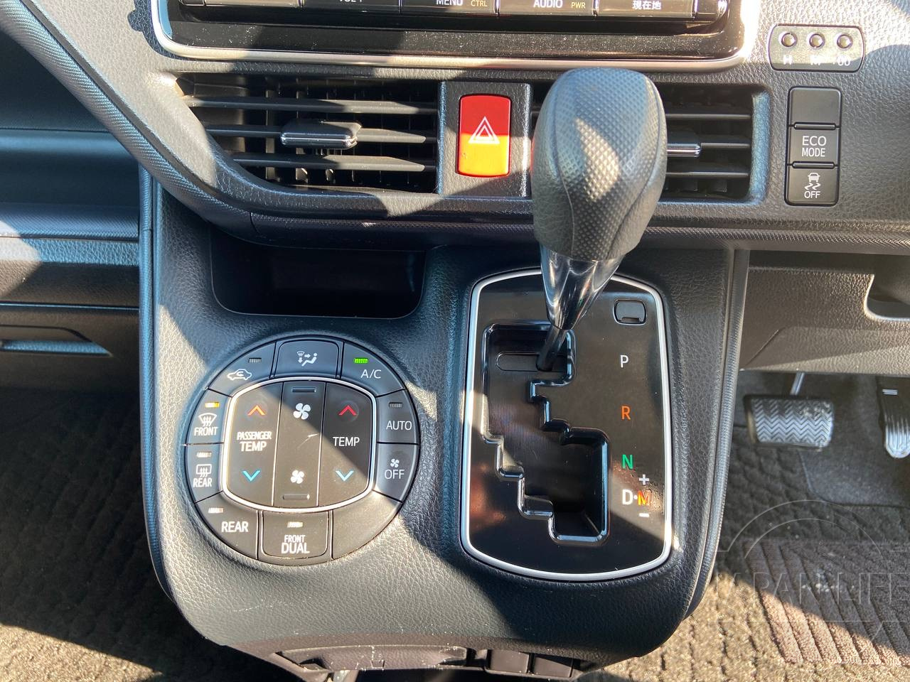 Фото Toyota Noah 2.0 X - Japan Life 