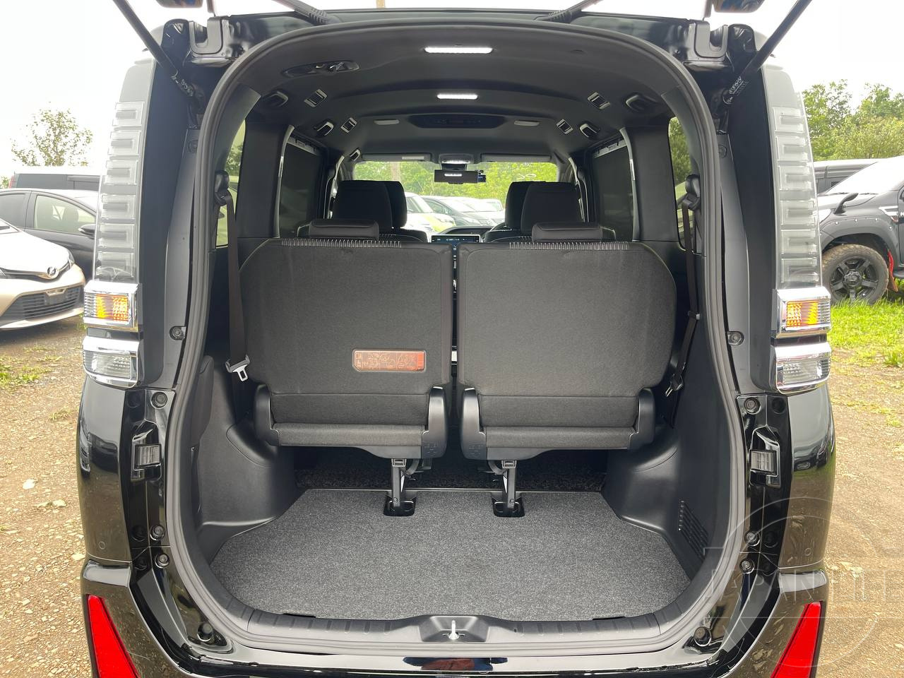 Фото Toyota Voxy - Japan Life 