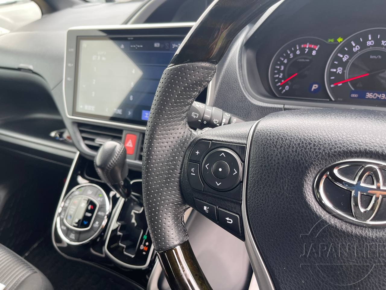 Фото Toyota Voxy - Japan Life 