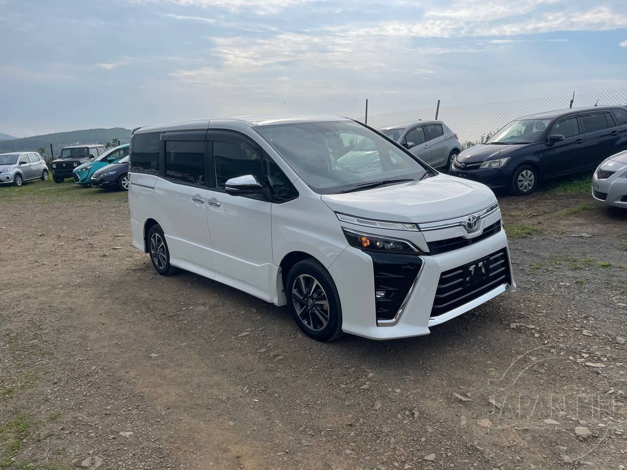 Фото Toyota Voxy - Japan Life 