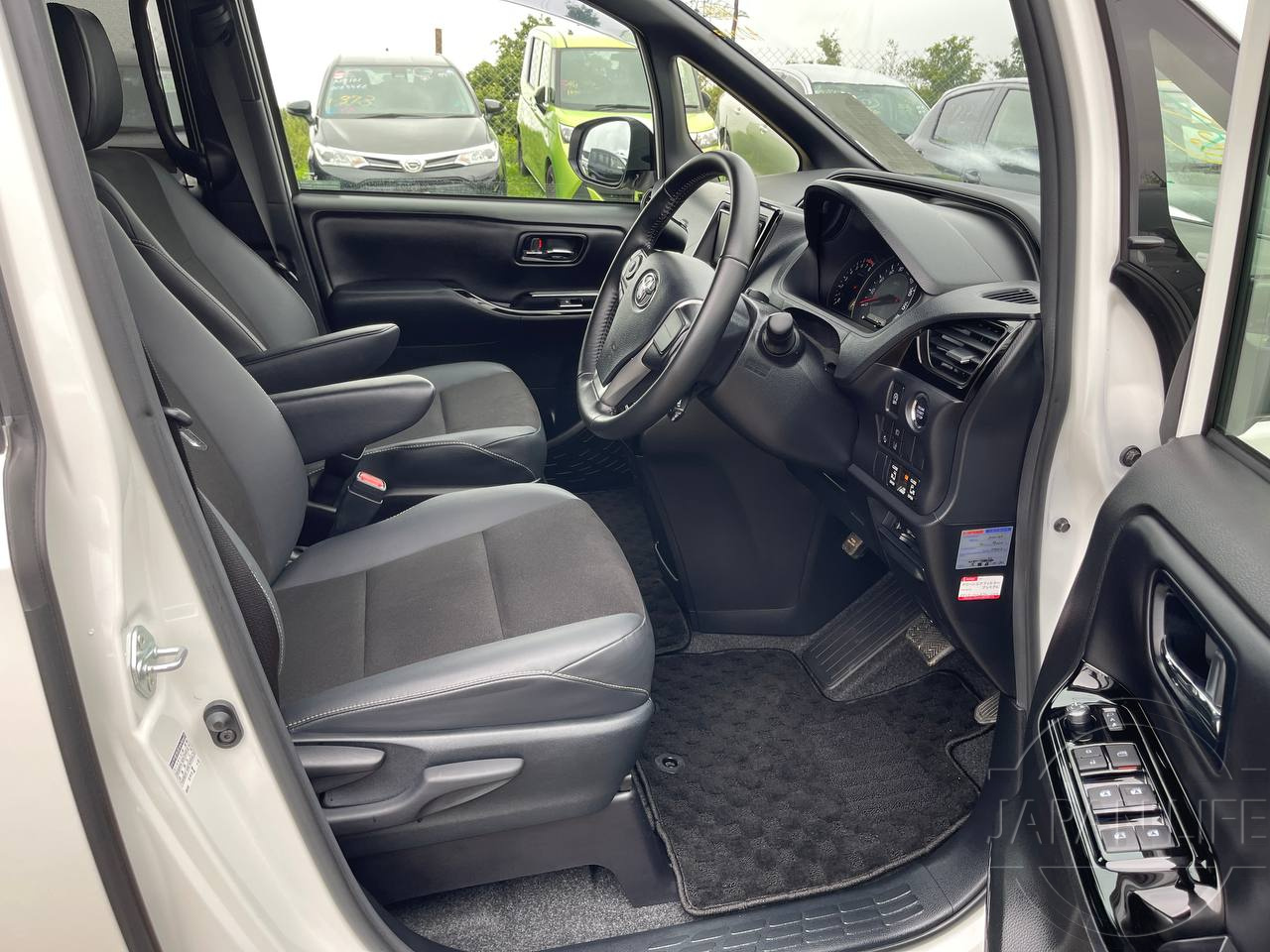 Фото Toyota Noah - Japan Life 