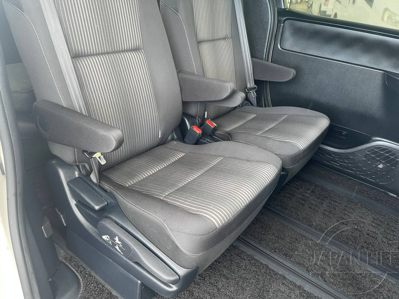 Фото Toyota Voxy - Japan Life 