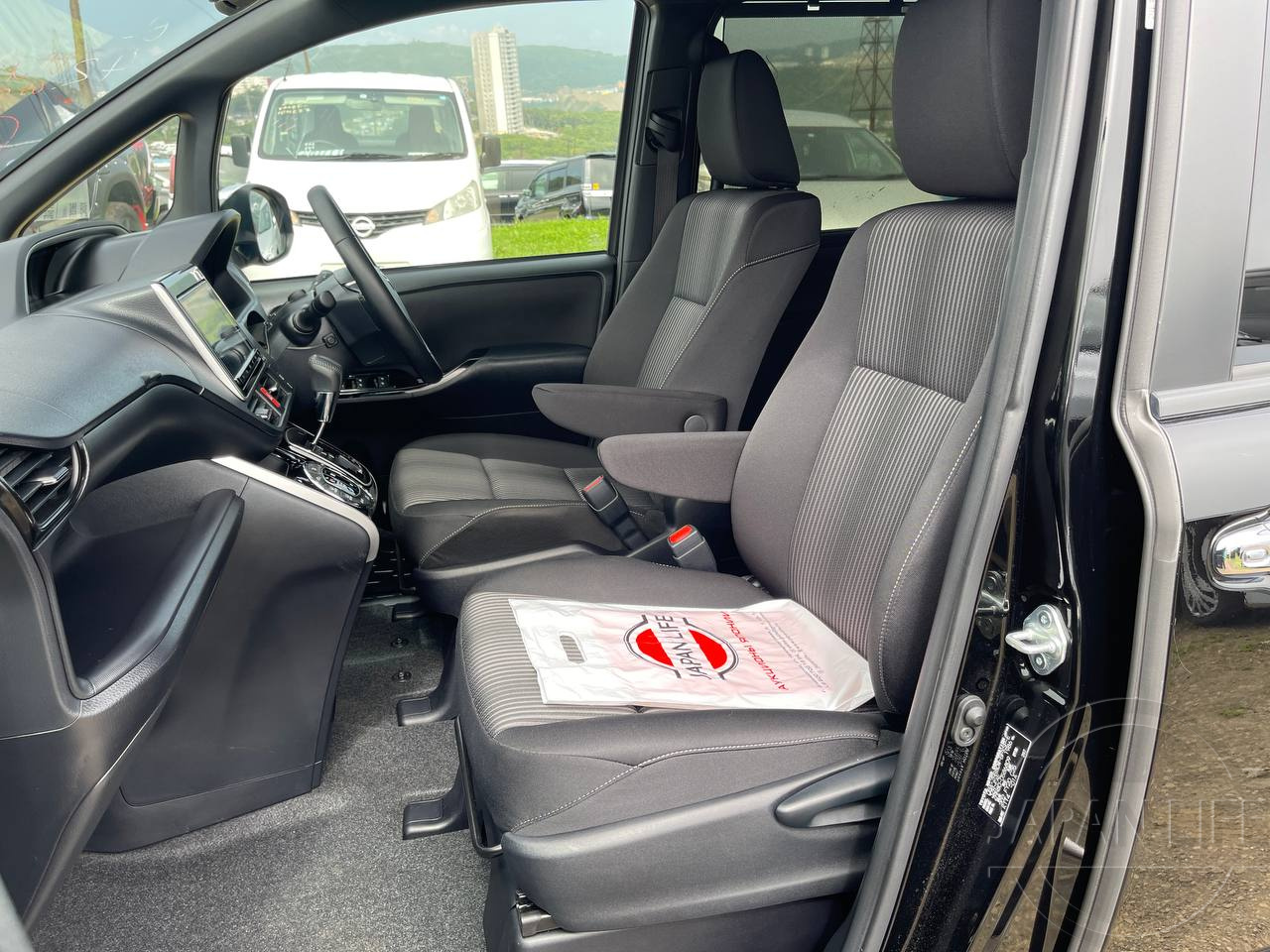 Фото Toyota Voxy - Japan Life 