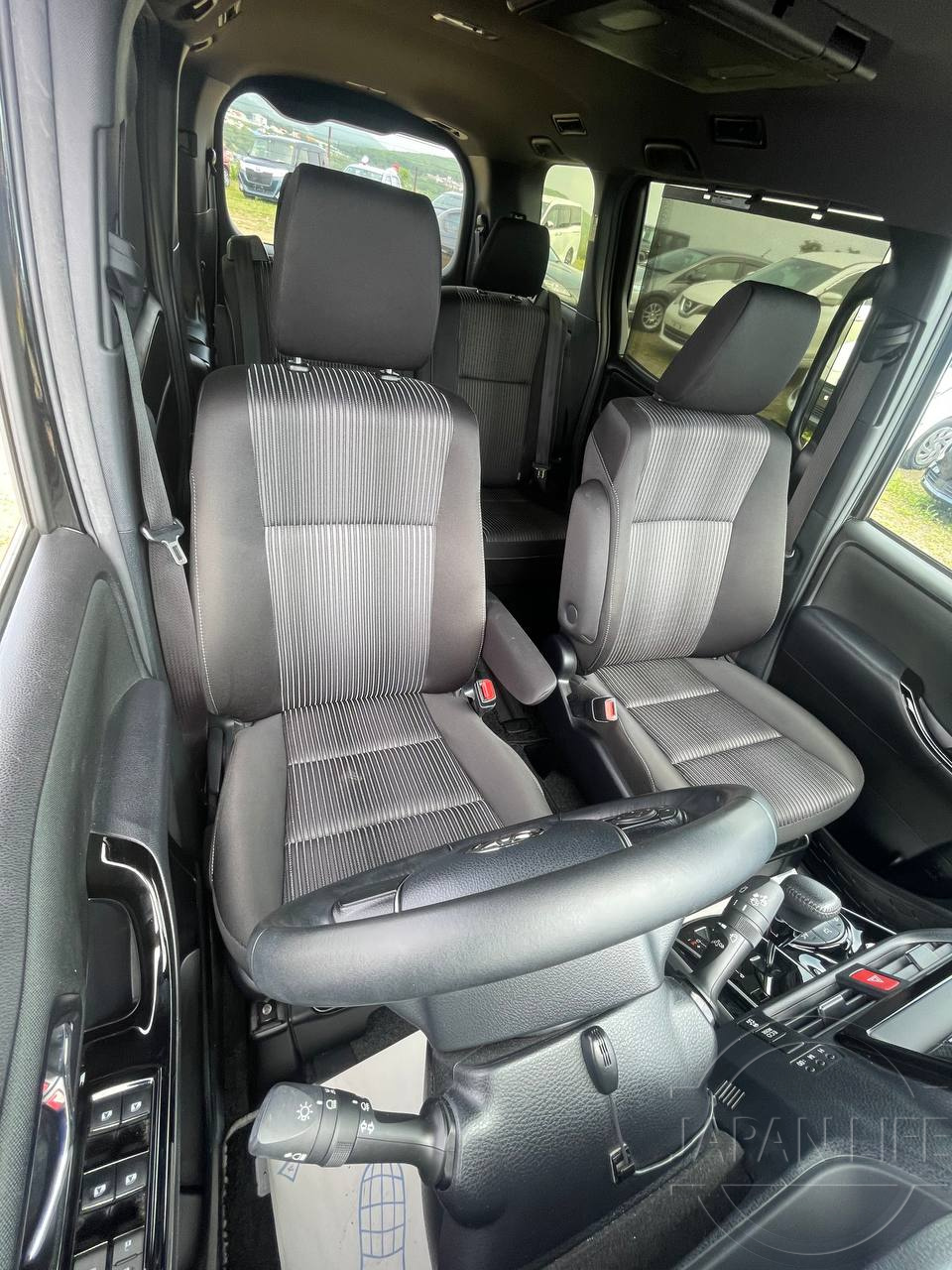 Фото Toyota Voxy - Japan Life 