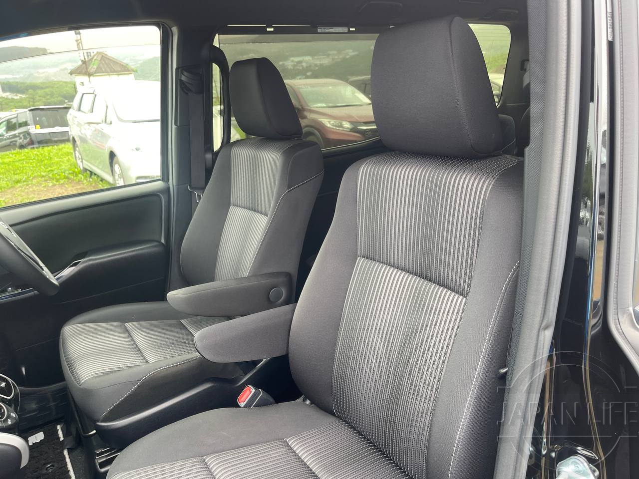 Фото Toyota Voxy - Japan Life 