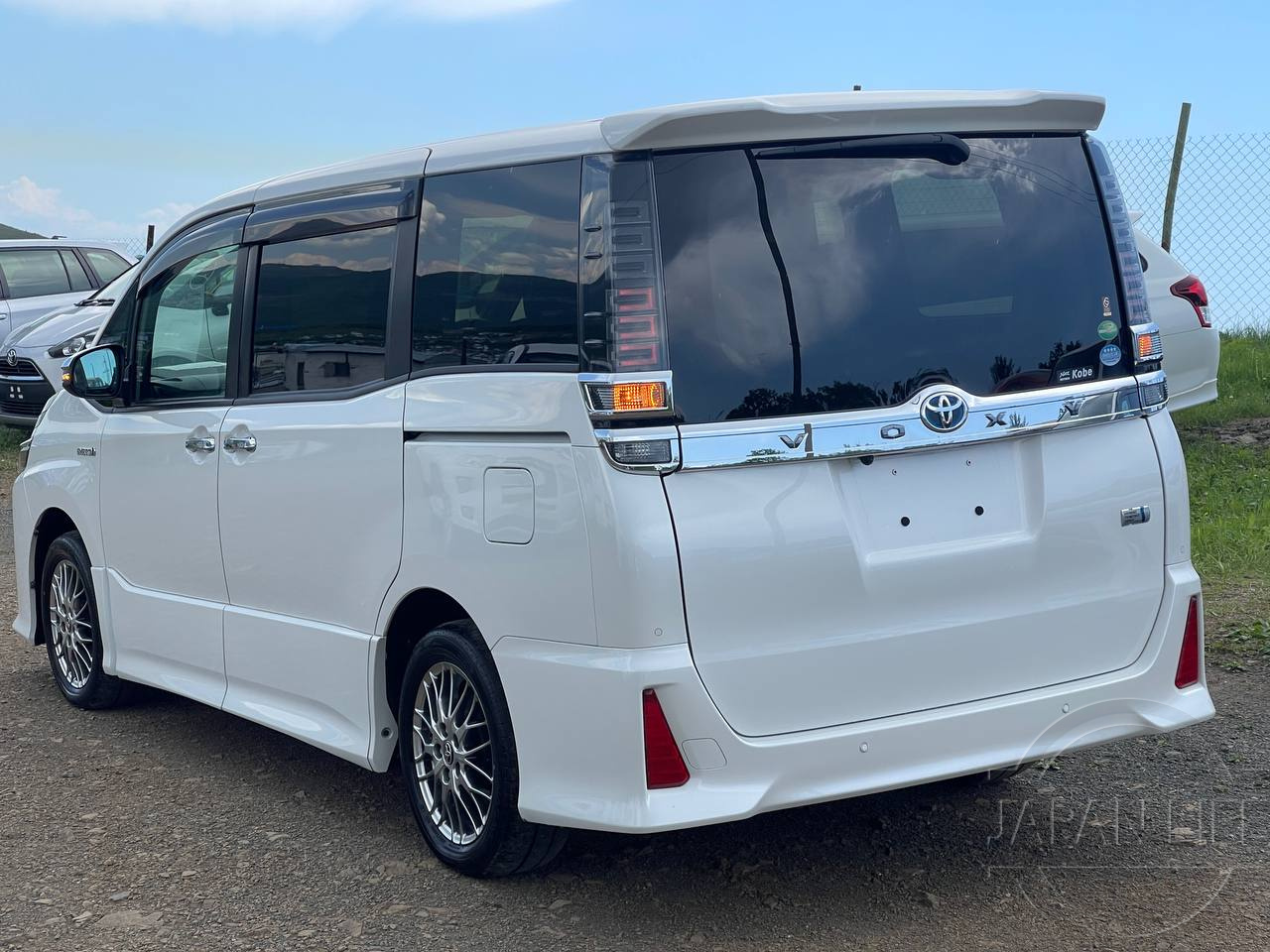 Фото Toyota Voxy - Japan Life 