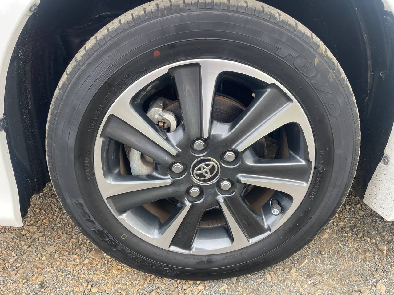 Фото Toyota Voxy - Japan Life 