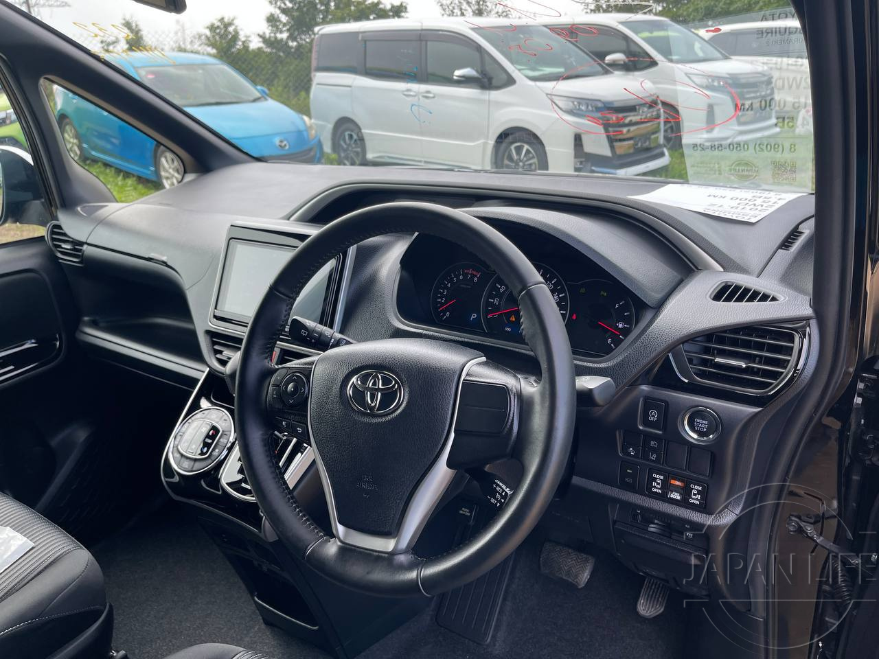 Фото Toyota Voxy - Japan Life 