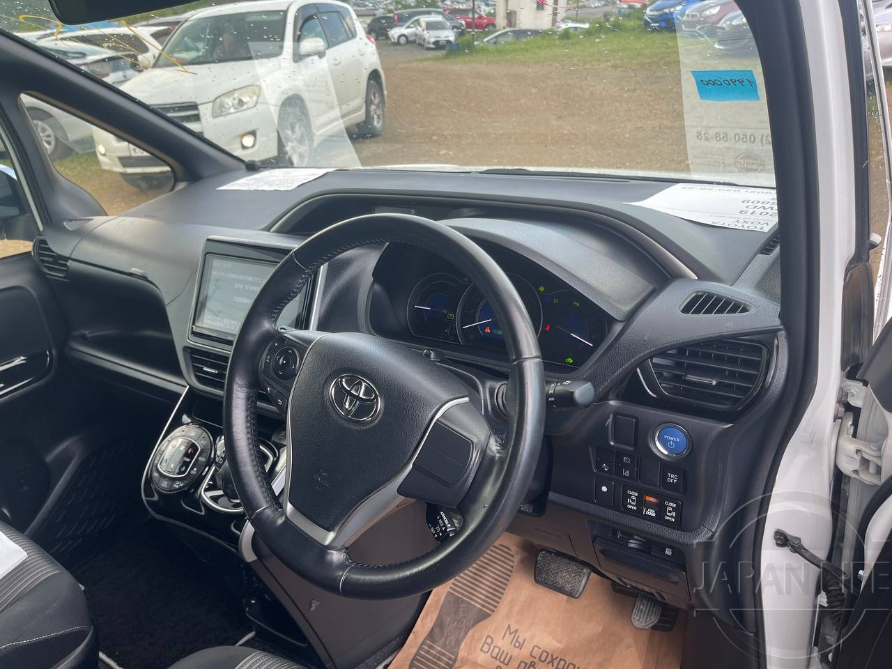 Фото Toyota Voxy - Japan Life 