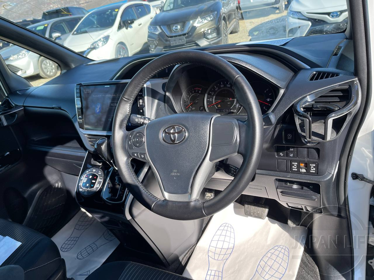 Фото Toyota Voxy - Japan Life 