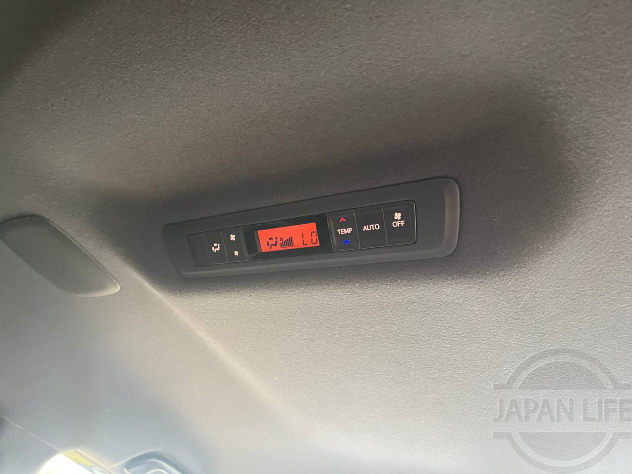 Фото Toyota Voxy - Japan Life 