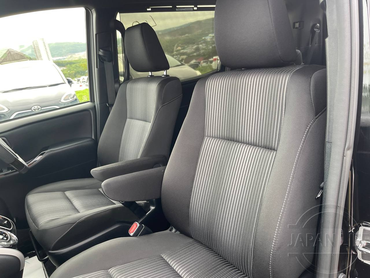 Фото Toyota Voxy - Japan Life 