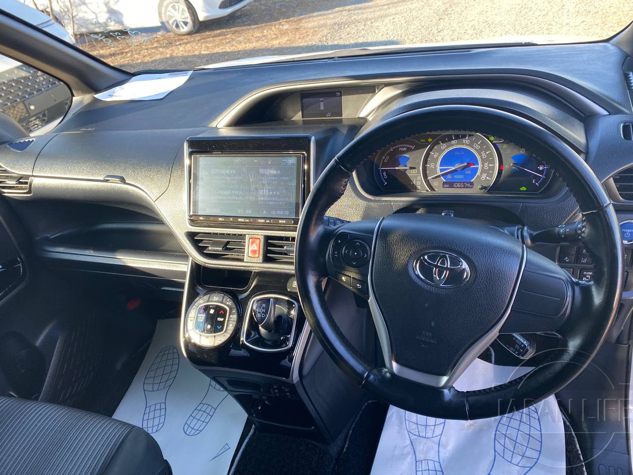 Фото Toyota Voxy - Japan Life 