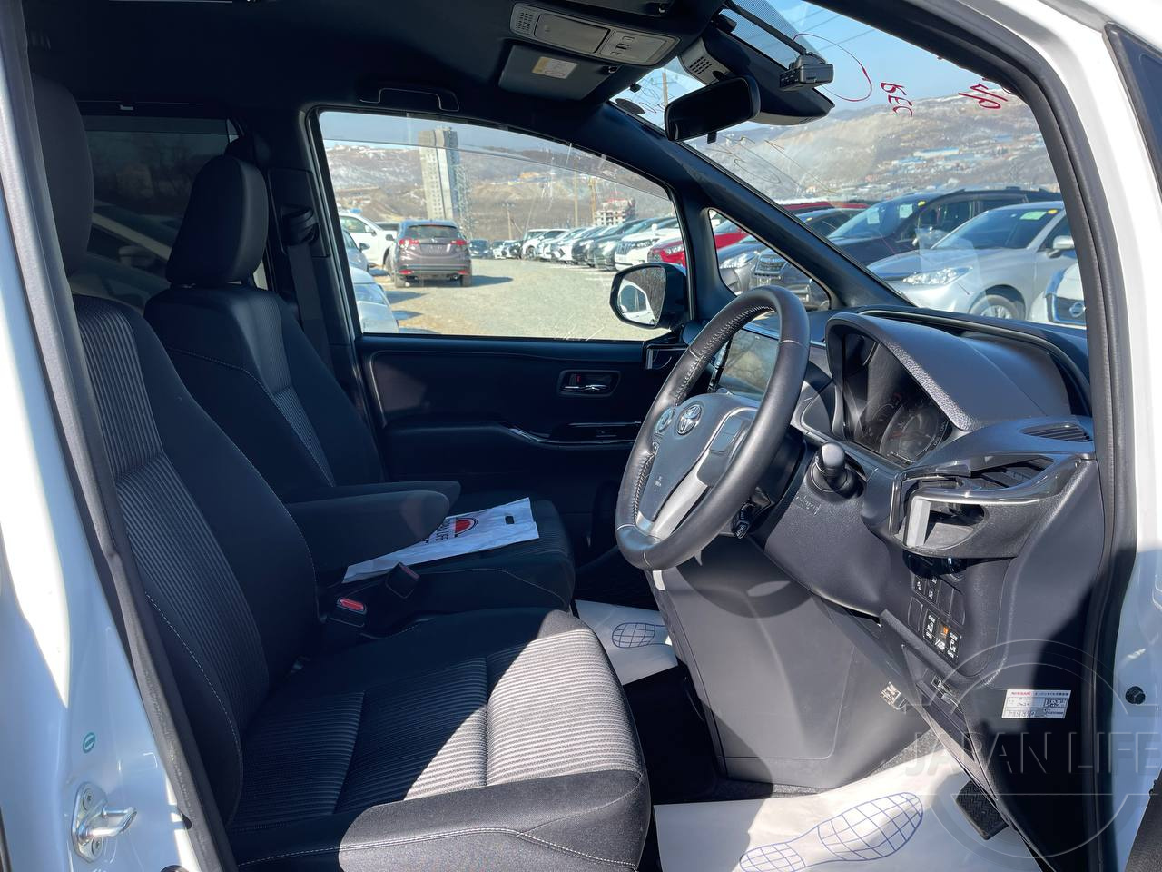 Фото Toyota Voxy - Japan Life 