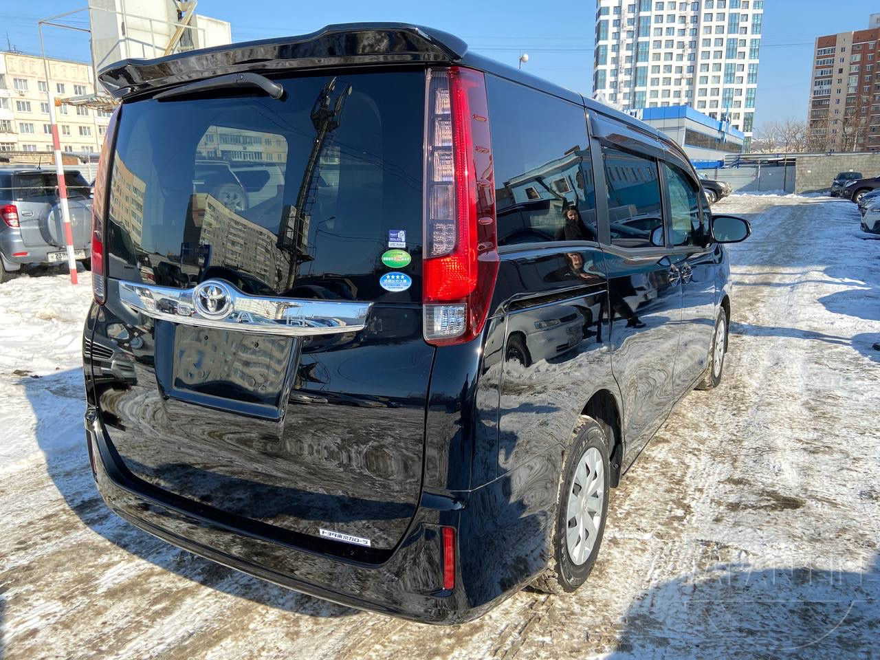 Фото Toyota Noah 2.0 X - Japan Life 