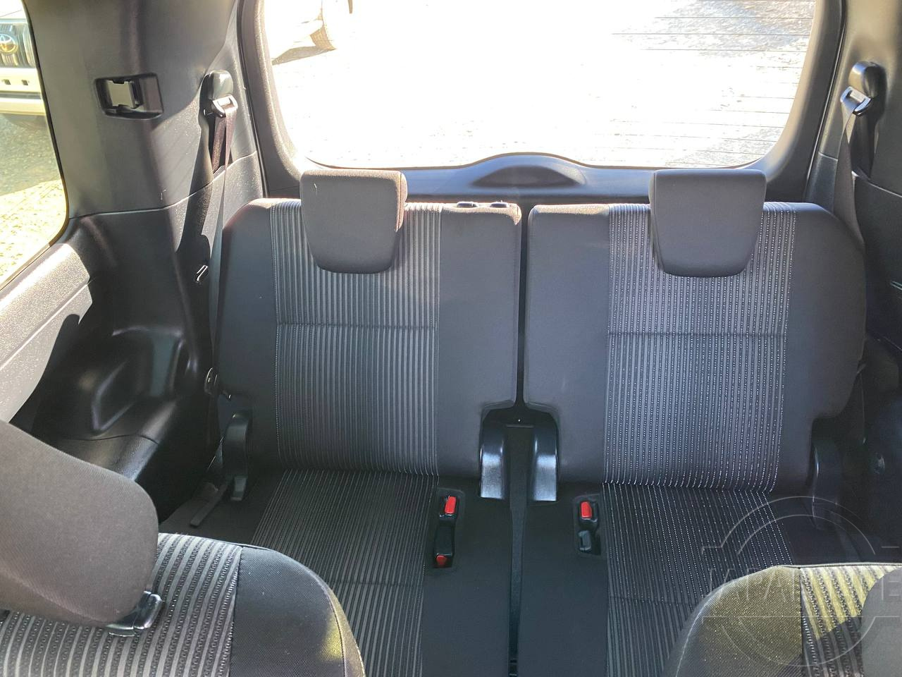 Фото Toyota Voxy - Japan Life 