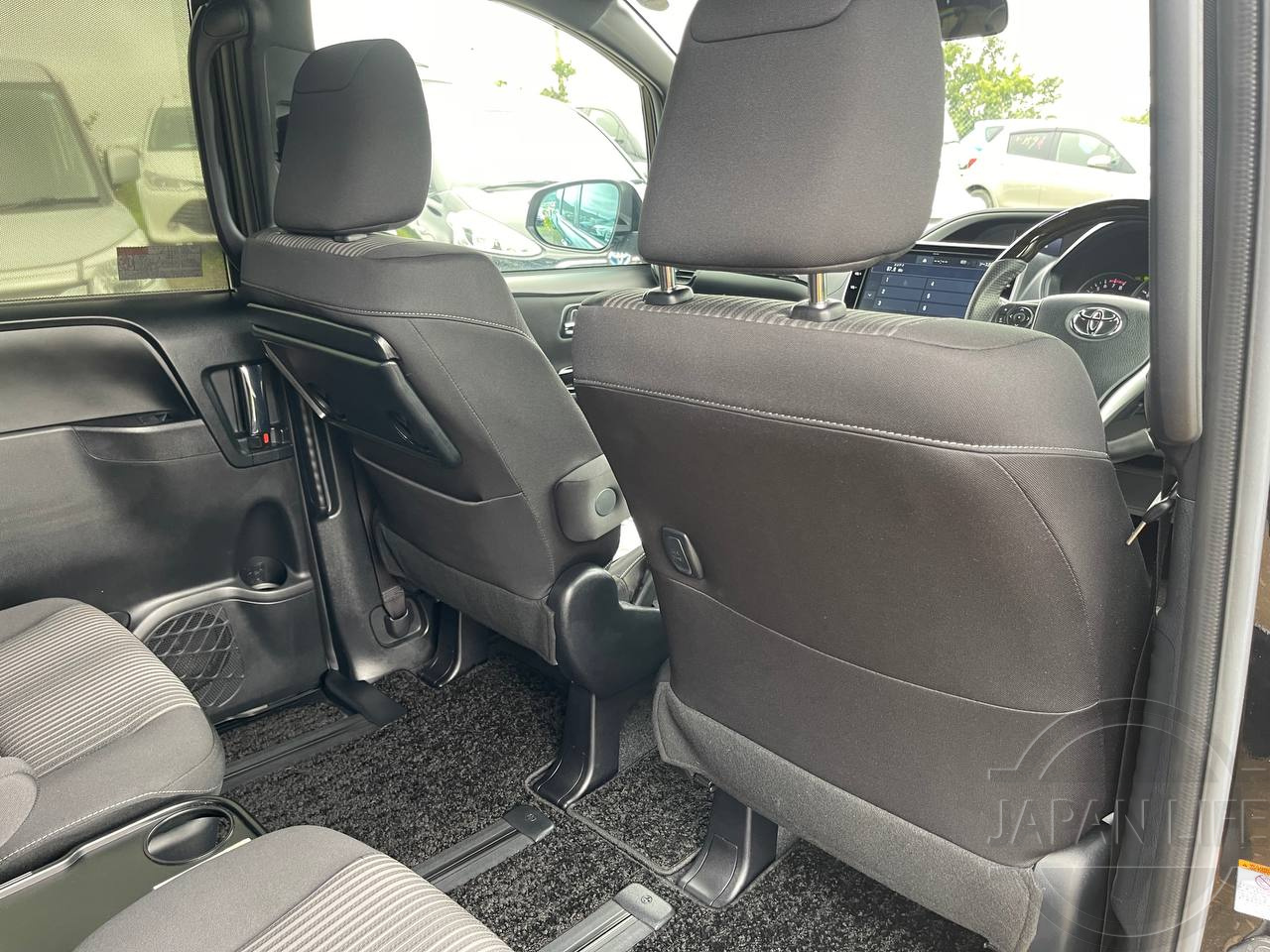 Фото Toyota Voxy - Japan Life 