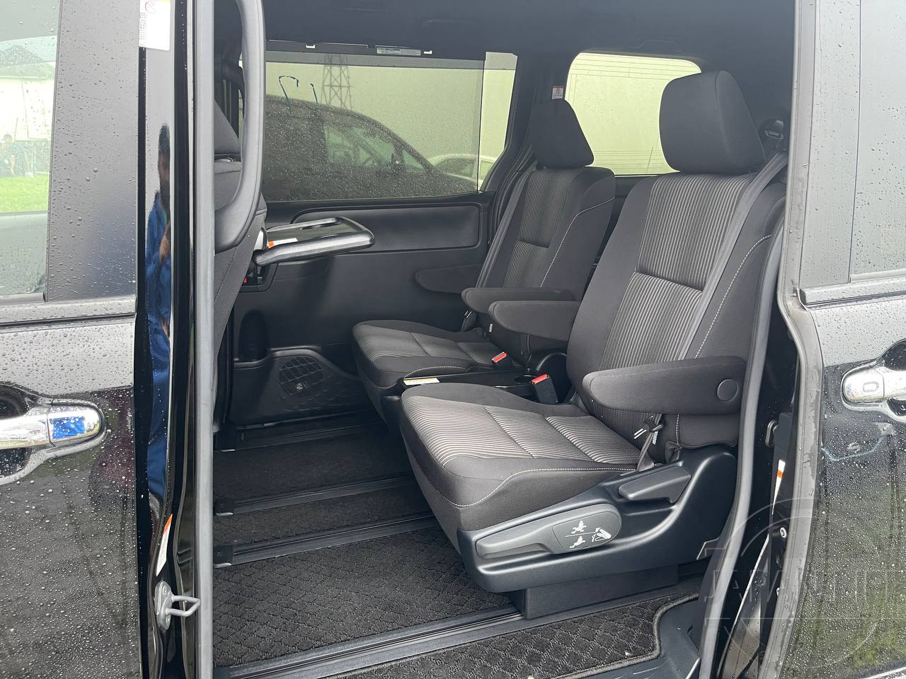 Фото Toyota Voxy - Japan Life 