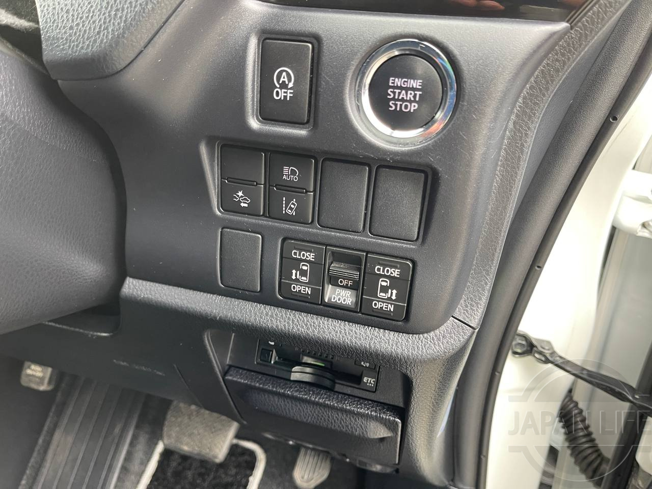 Фото Toyota Voxy - Japan Life 