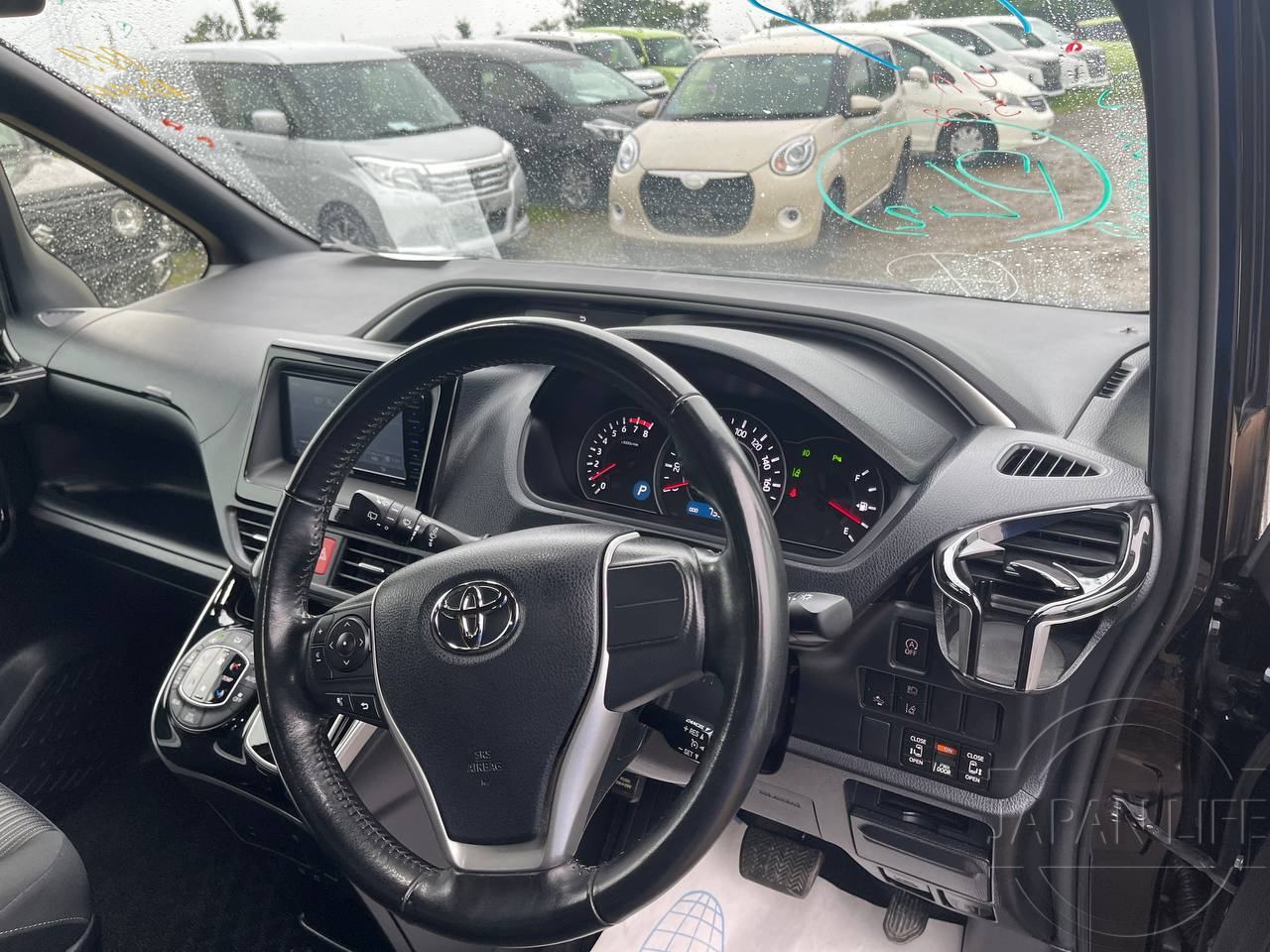 Фото Toyota Voxy - Japan Life 