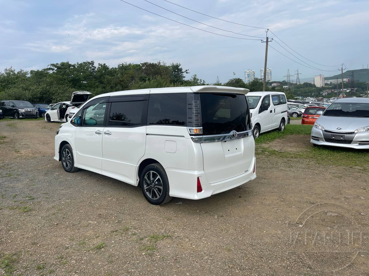 Фото Toyota Voxy - Japan Life 