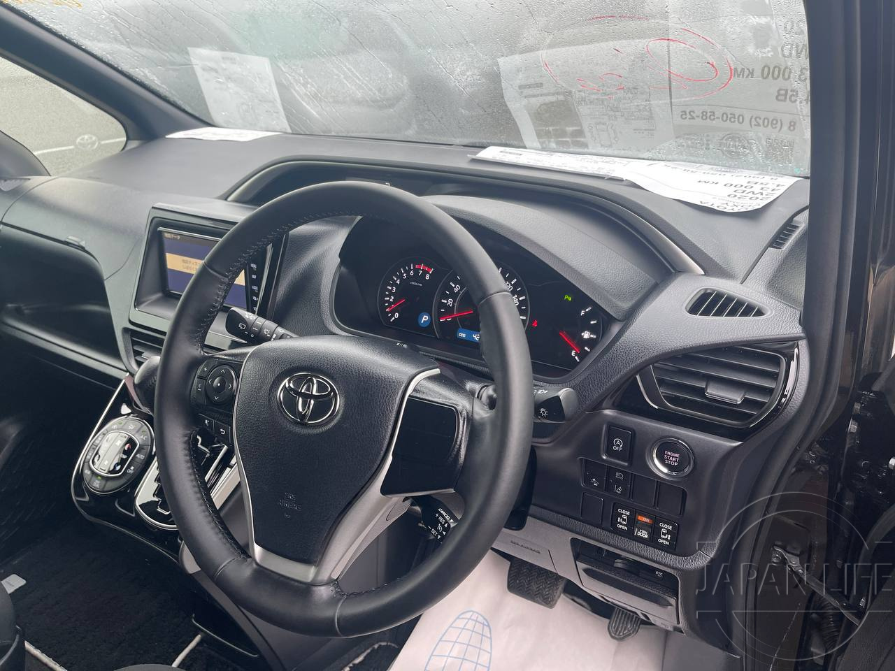 Фото Toyota Voxy - Japan Life 