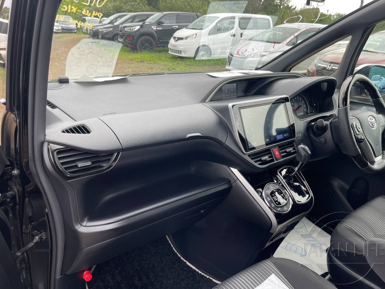 Фото Toyota Voxy - Japan Life 