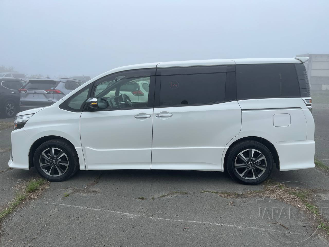 Фото Toyota Voxy - Japan Life 